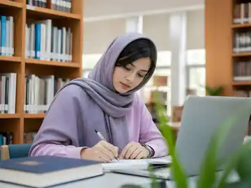 دانشجوی در حال مطالعه در کتابخانه