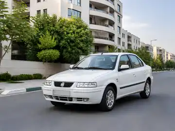 سدان سفید در خیابان شهری
