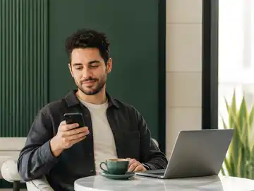 کار با موبایل در کافه
