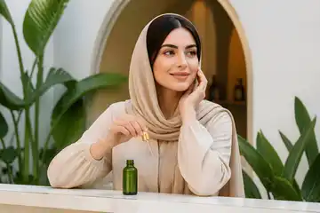 زن آرام در فضای لوکس