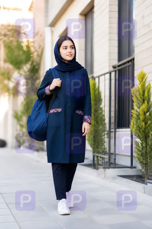 دانشآموز در مسیر مدرسه