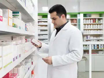 داروساز در حال بررسی دارو