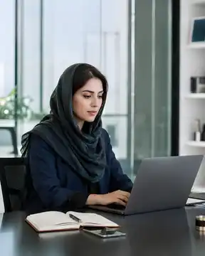 بانوی کاری با لپتاپ