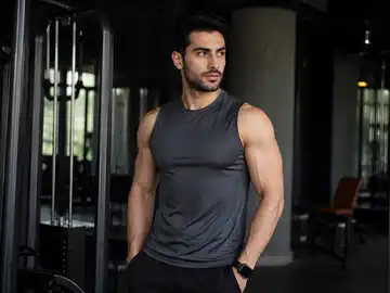 ورزشکار آماده در باشگاه مدرن
