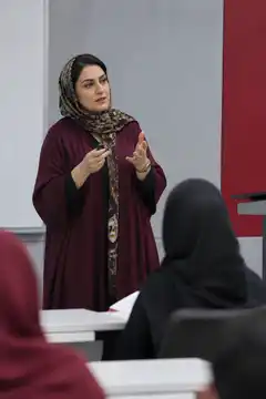 استاد زن در کلاس دانشگاه