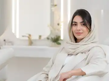پرتره زن جوان با پوشش روشن