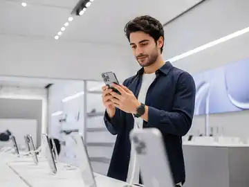 بررسی گوشی در فروشگاه مدرن